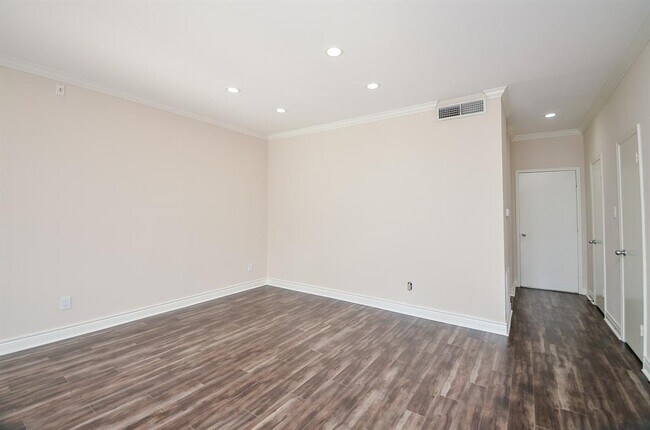 Building Photo - 306 Wilcrest Dr