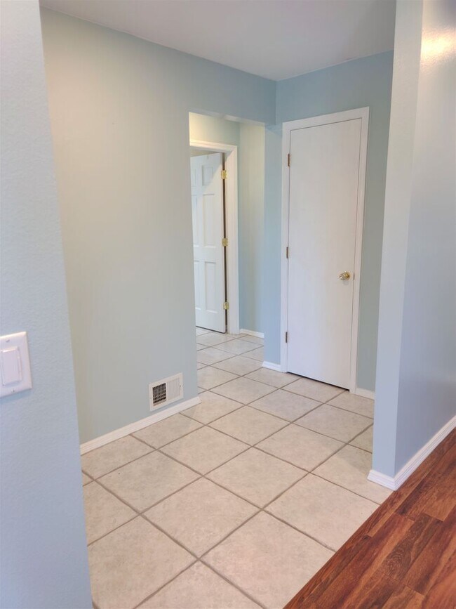 Building Photo - Cute Annual Single Family Home – Near Shamrock Park and South Venice Ferry and Boat launch!