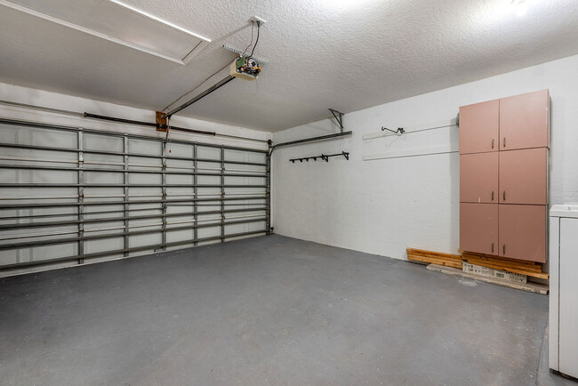 Building Photo - 1975 Oak Berry Cir