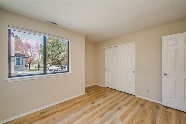 Building Photo - Elegant Condo Near the River