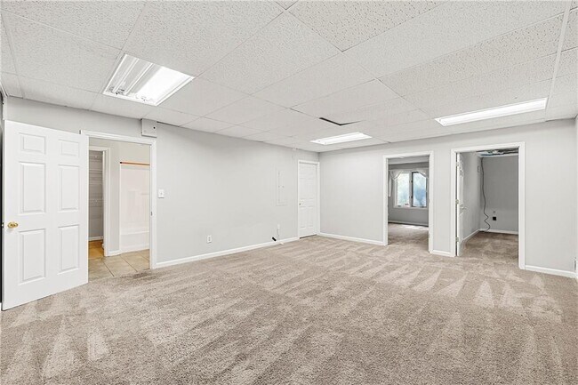 Building Photo - 302 S River Farm Dr
