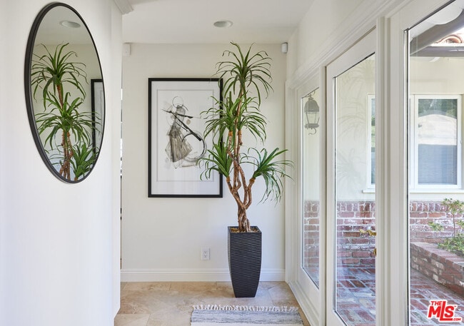 Building Photo - 1115 Palos Verdes Dr W