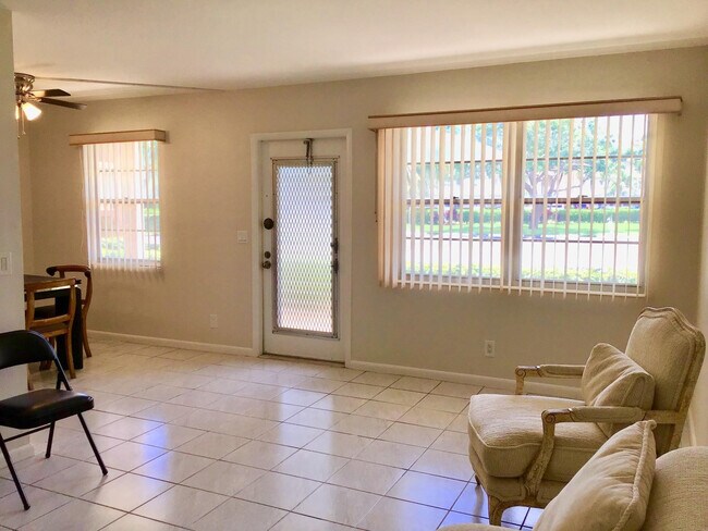 Building Photo - 1004 Newcastle A