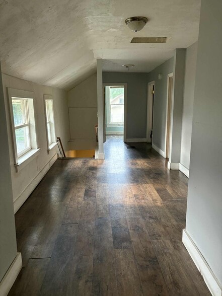 Building Photo - 945 W 9th St