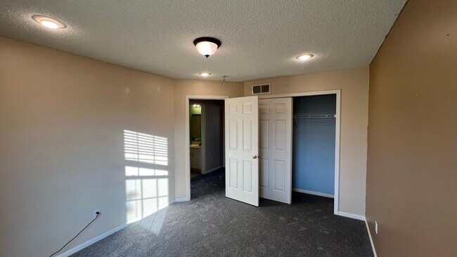 Building Photo - 7866 Old Carriage Ct