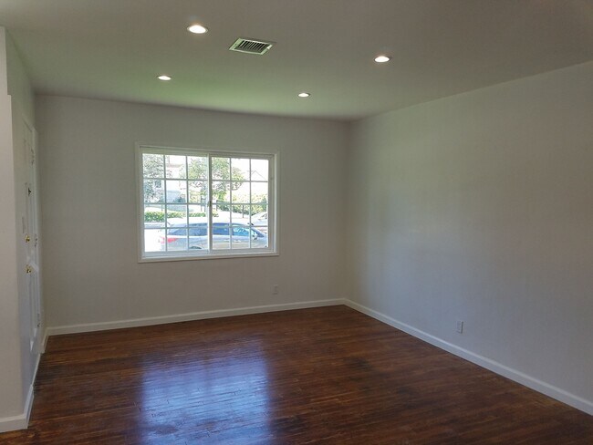 Building Photo - 6000 Lindley Ave
