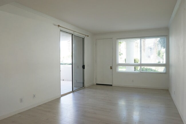 Building Photo - 401 El Cielo Rd