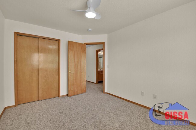 Building Photo - Beautiful home with 4 BR, 3.5 BA, 2 CAR wi...