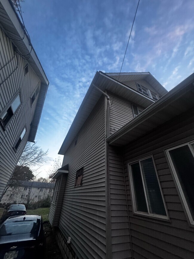 Building Photo - 44 E Brookside Ave