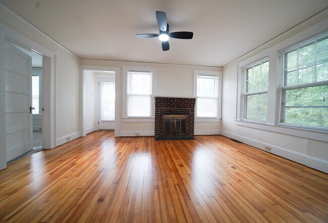 Building Photo - 3 bed 2 bath Updated Bungalow - Private ba...