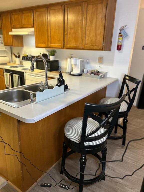 Building Photo - 563 Primrose Dr