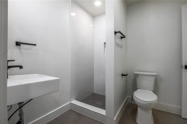 Building Photo - 511 E 50th St