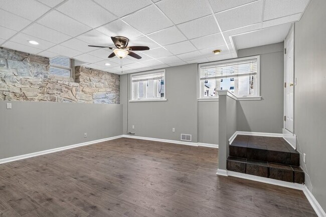 Building Photo - 256 S Washington St