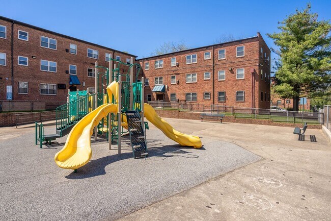 Building Photo - Lovely 3 BR/2 BA Condo in Barry Farm!