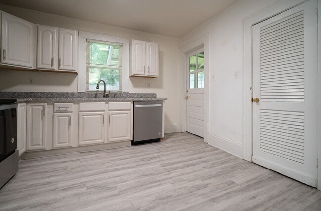 Building Photo - Villa Heights-Belmont Area 2 or 3 bed, 2 b...