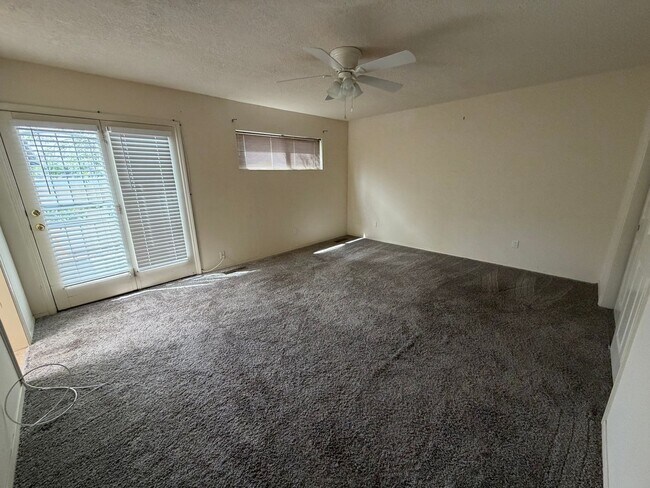 Building Photo - Spacious 3-Bedroom
