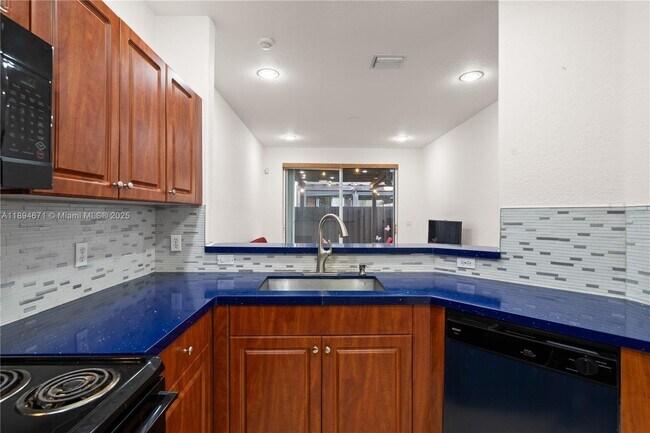 Building Photo - 1010 NW 102 Ct
