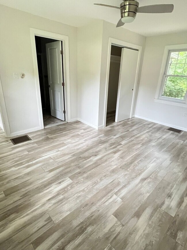 Building Photo - Updated Home in a Rural Setting - Pittsburgh