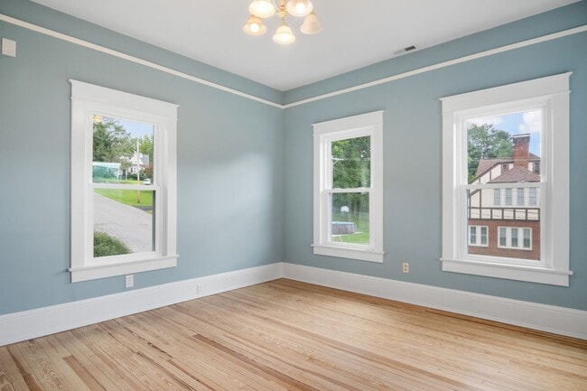 Building Photo - 4 to 5 bed / 2 Bath Just remodeled