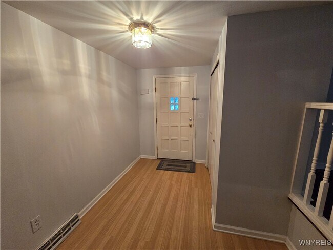 Building Photo - 161 Foxpoint W