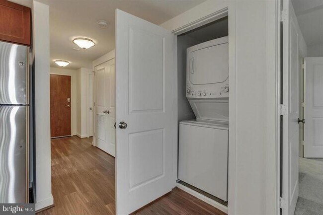 Building Photo - 905 N Jackson St