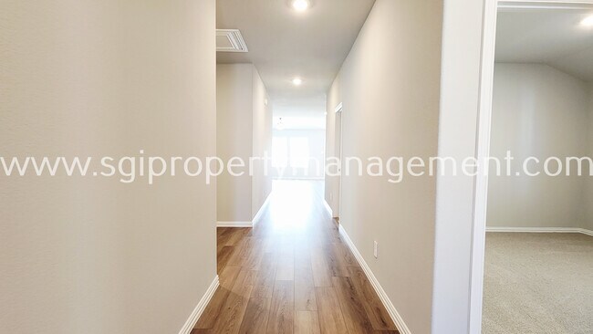 Building Photo - 417 Stagg St