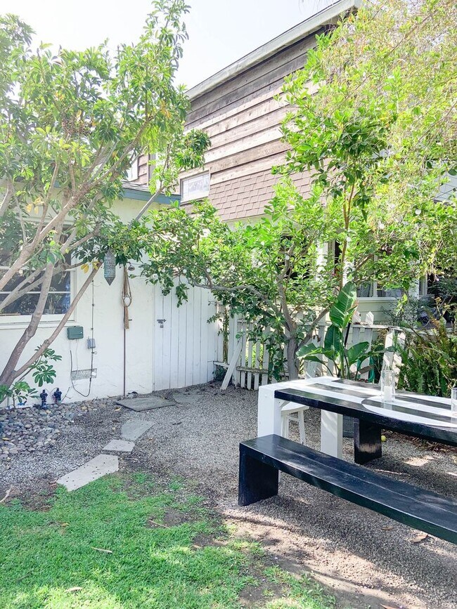 Building Photo - VENICE BEACH COTTAGE