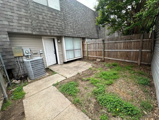 Building Photo - 1311 Eastgate Dr