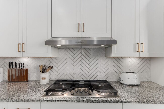 Building Photo - 4BD, 3.5BA Northfield Home with Finished Basement and 2-Car Garage