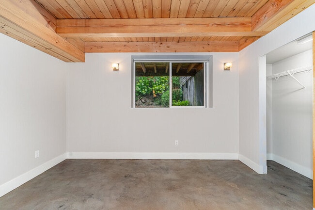 Building Photo - 3008 NE 55th St