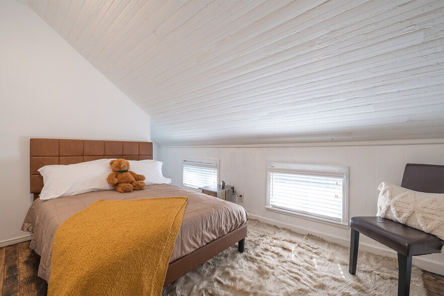 Full Size Posh Guest Bedroom with Barn Door - 607 Gaskill St SE
