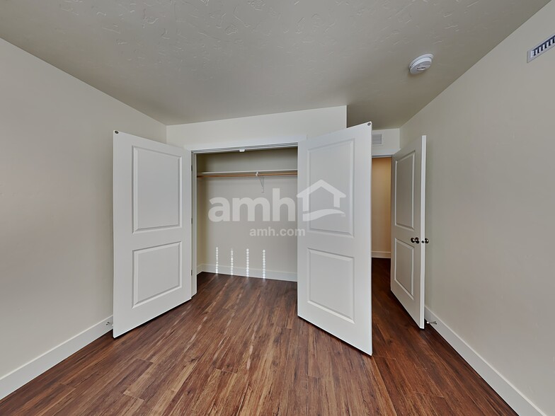 Building Photo - 1366 N Barkvine Ave