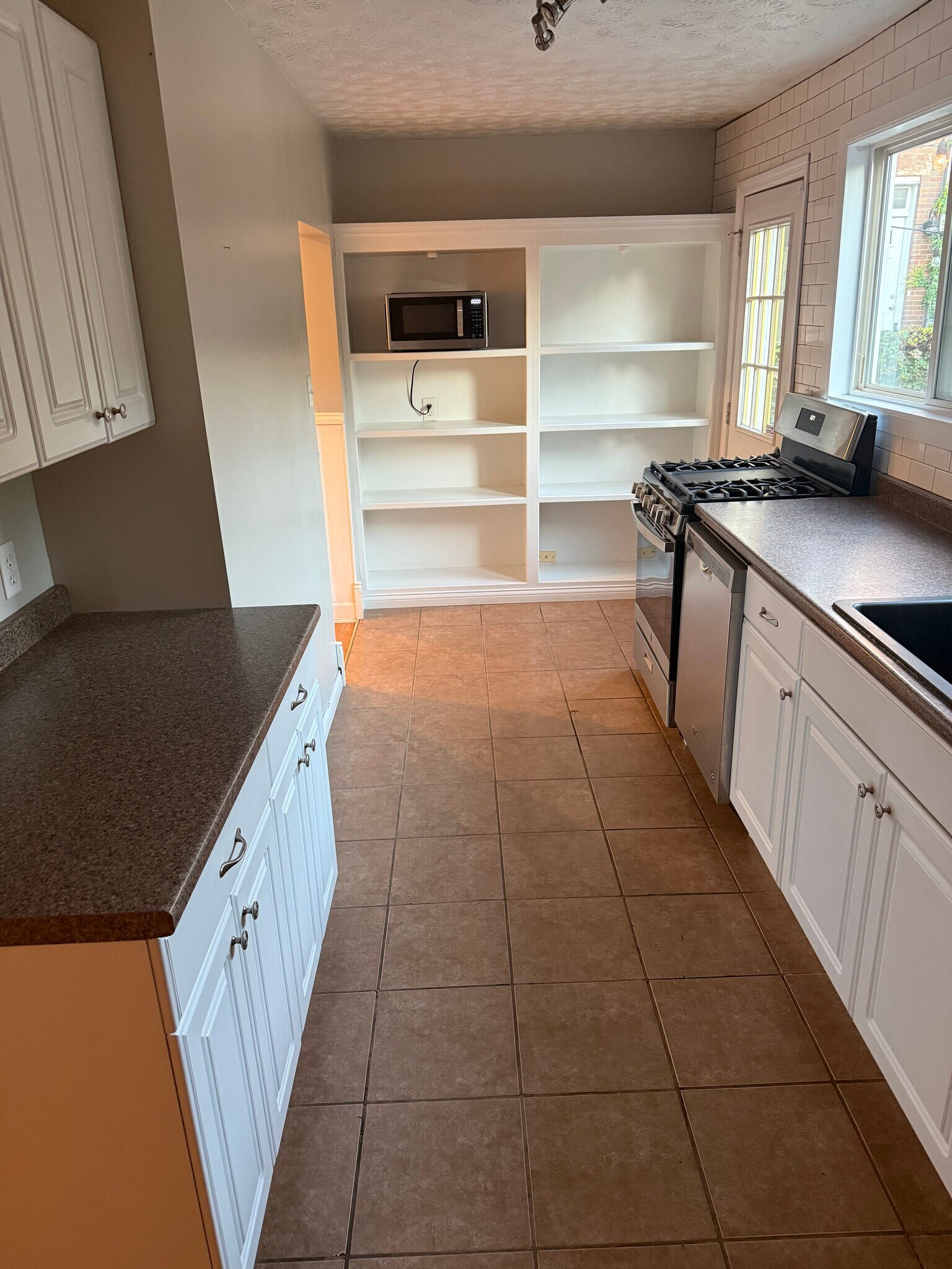 Building Photo - 553 Elsmere St