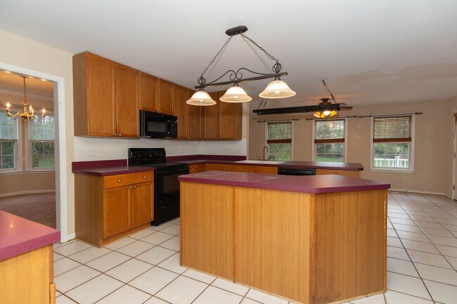 Building Photo - 4 bed, 2.5 bath Single Family Home in Char...