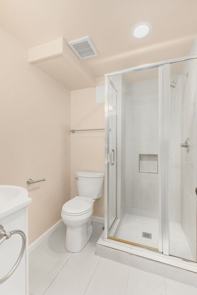 Building Photo - Beautiful 4 Bedroom Near U Village