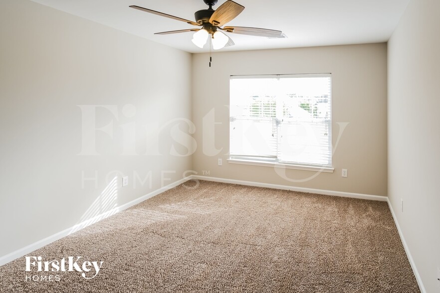 Building Photo - 615 Silver Moss Dr