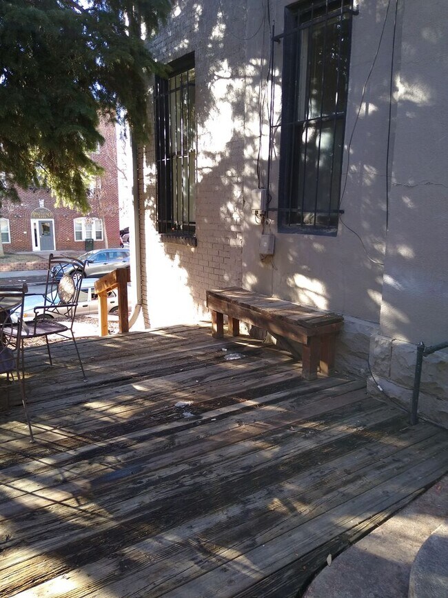 Building Photo - Cap Hil Adorable 1 Bedroom Available Now!