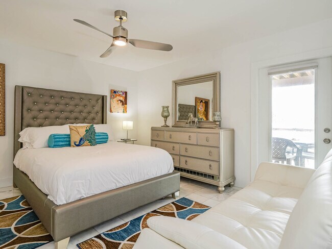 Building Photo - 12936 Jimmy Buffett Mem Hwy