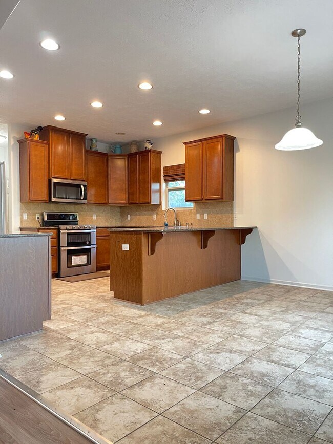 Building Photo - Spacious home in super nice neighborhood in Northwest Omaha