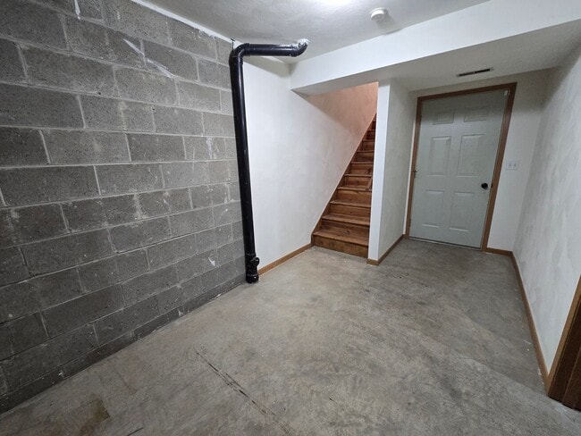 Building Photo - Large 2 Bedroom Townhouse - Burrell School District - Next to Hill Crest Country Club