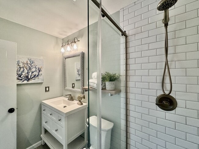 Building Photo - READY 06-11-26!! Fantastic Condo By The Beach! Fenced Patio - All Appliances - Community Pool!