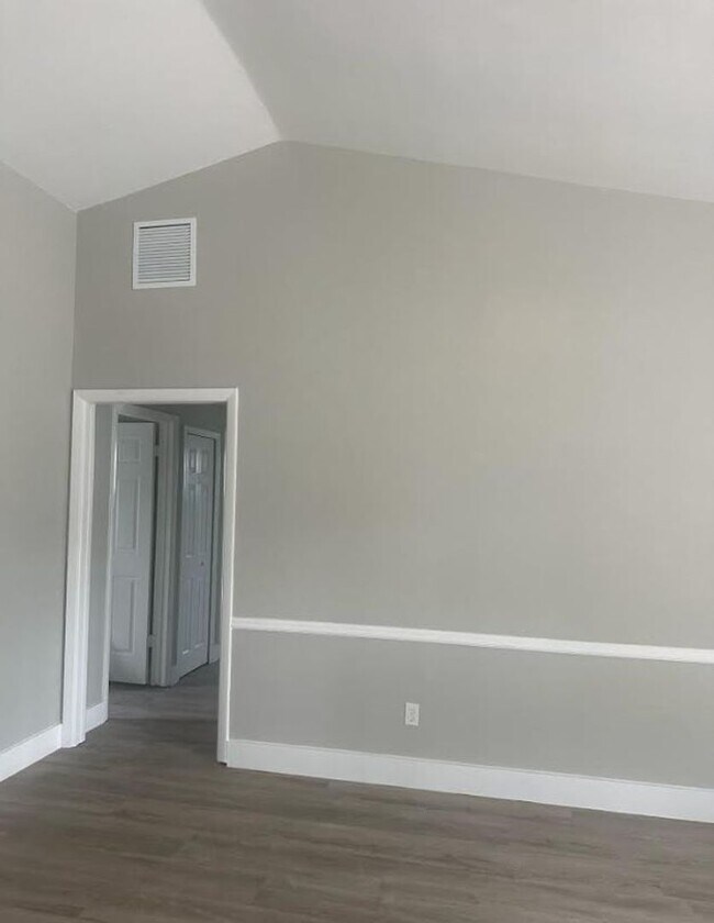 Building Photo - 3 Bedroom 2 Bath 2 Car garage pool home fo...