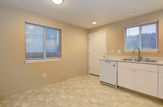 Building Photo - WOODLAND 3 BEDROOM, 3 BATH BEAUTY!