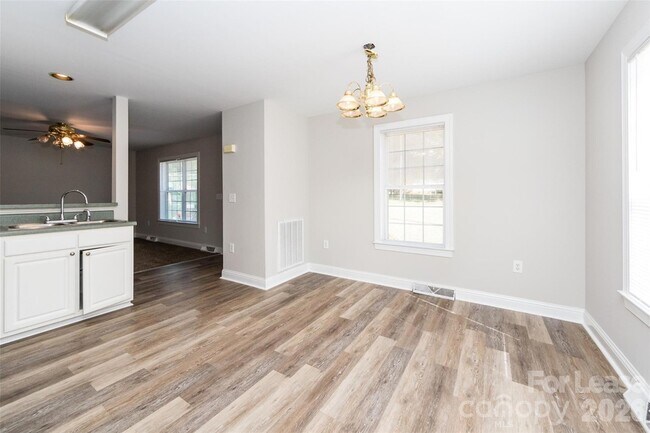 Building Photo - 814 King Arthur Dr