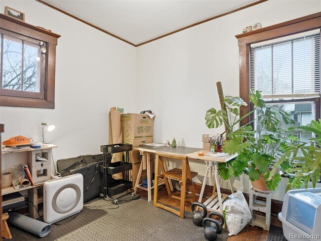 Building Photo - 2000 Dalzelle St