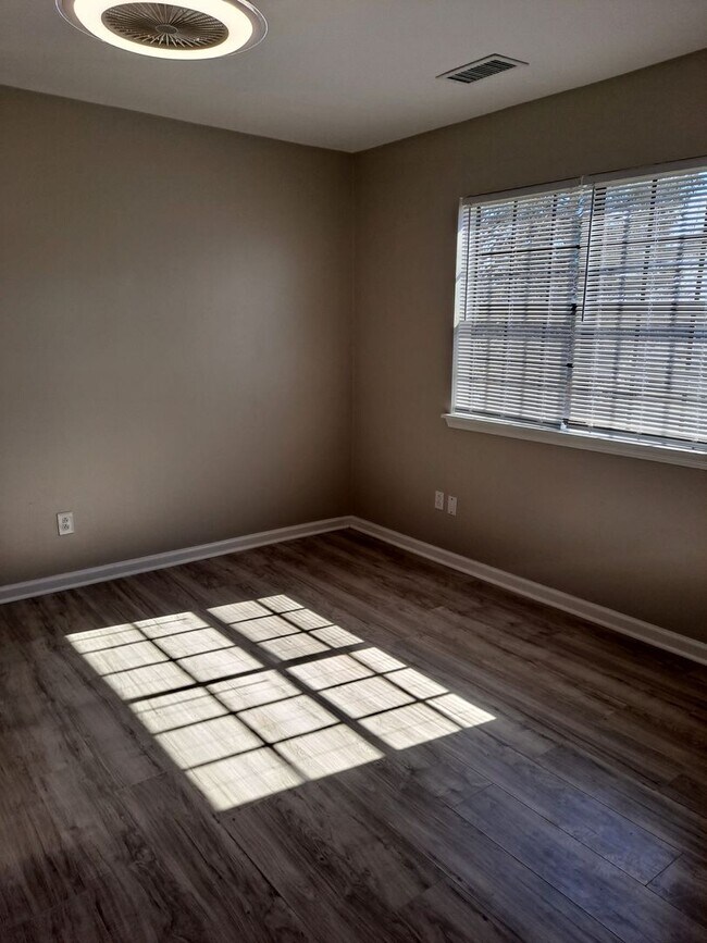 Building Photo - 2 bedroom 2 bath condo $1,150.00 water included