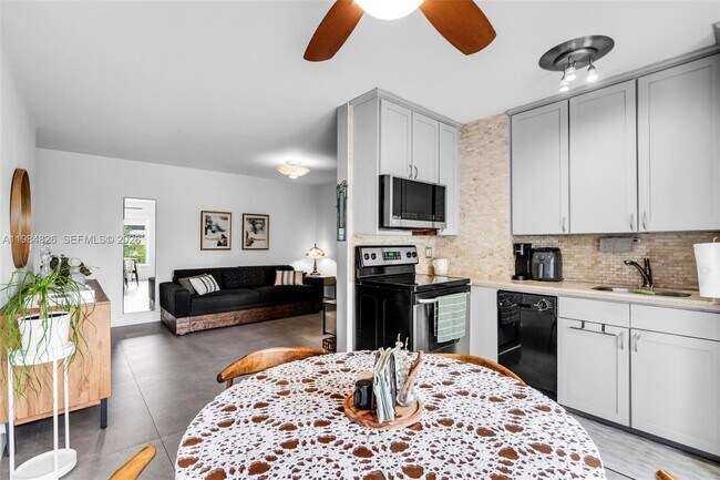 Building Photo - 820 Salzedo St