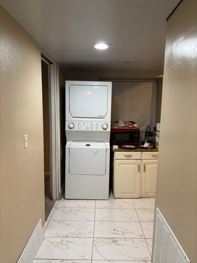 Building Photo - 2350 S 385 W