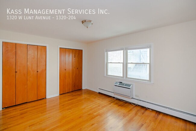 Building Photo - 1320 W Lunt Ave