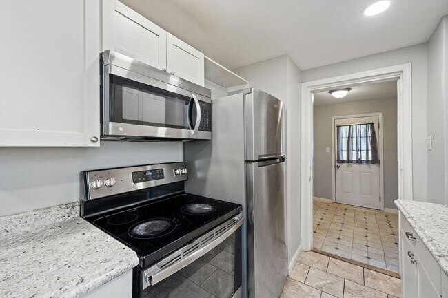 Building Photo - 3 Bedroom/1.5 Bath Northside Home ***Avail...
